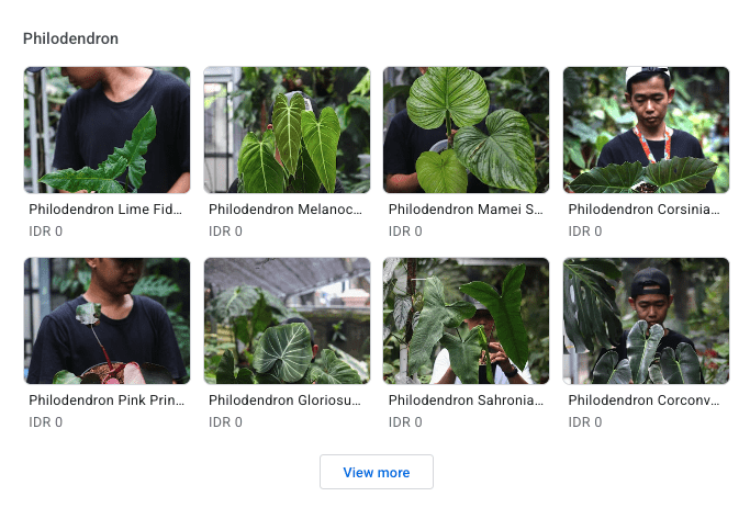 Pemilik UMKM ritel Indonesia mengambil foto produk berkualitas menggunakan smartphone untuk diunggah ke etalase Google